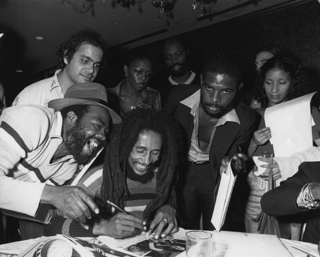 Bob Marley em uma sessão de autografos