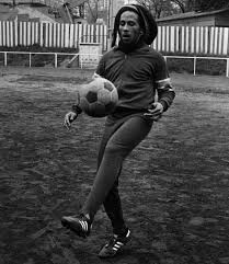 Bob Marley se divertindo com seu esporte predileto