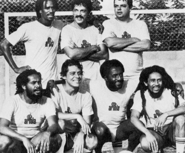 Aos 75 anos, Chico Buarque joga futebol com amigos no Rio - Quem